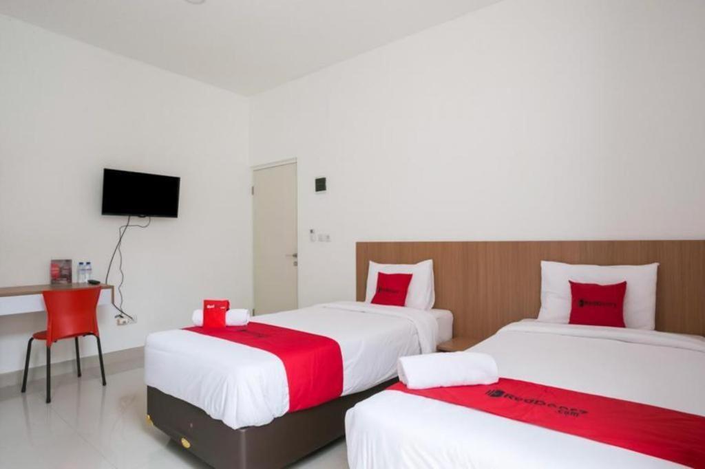 Хостел Reddoorz Syariah Near Lapangan Pancasila Simpang Lima Семаранг Экстерьер фото