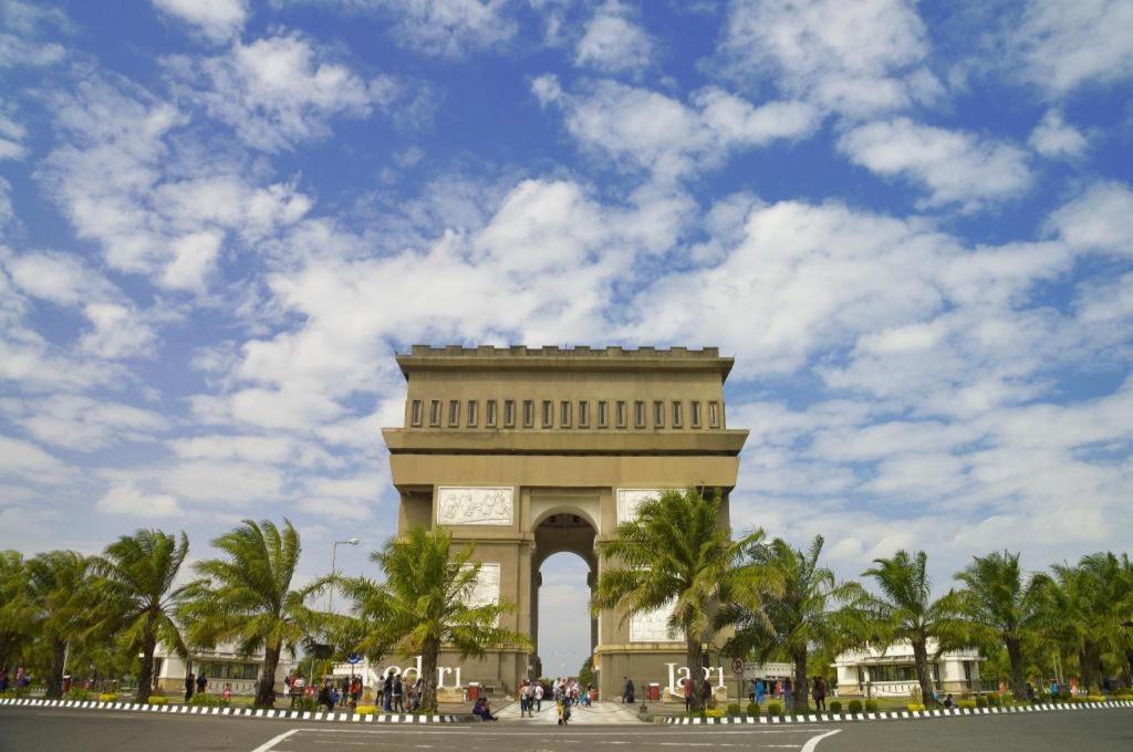 Хостел Reddoorz Syariah Near Lapangan Pancasila Simpang Lima Семаранг Экстерьер фото