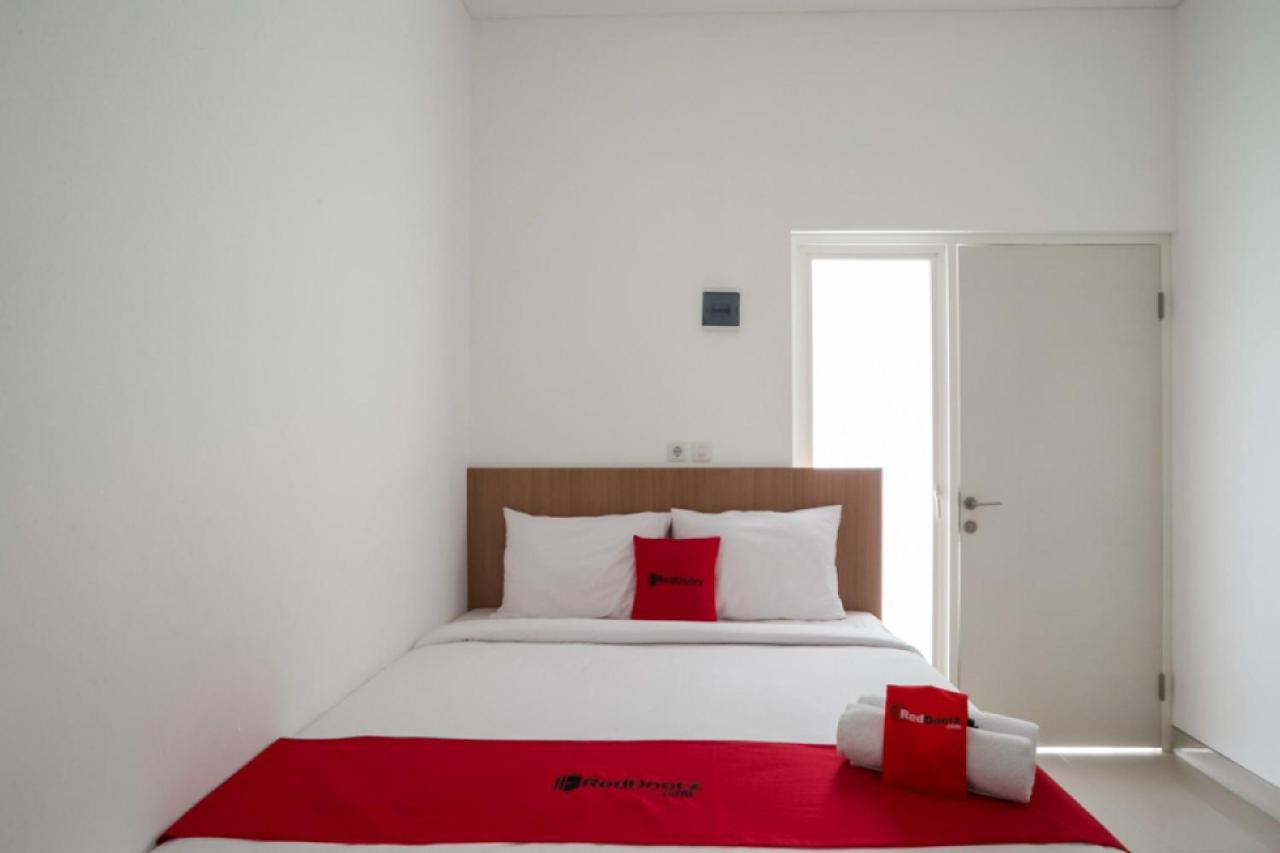 Хостел Reddoorz Syariah Near Lapangan Pancasila Simpang Lima Семаранг Экстерьер фото