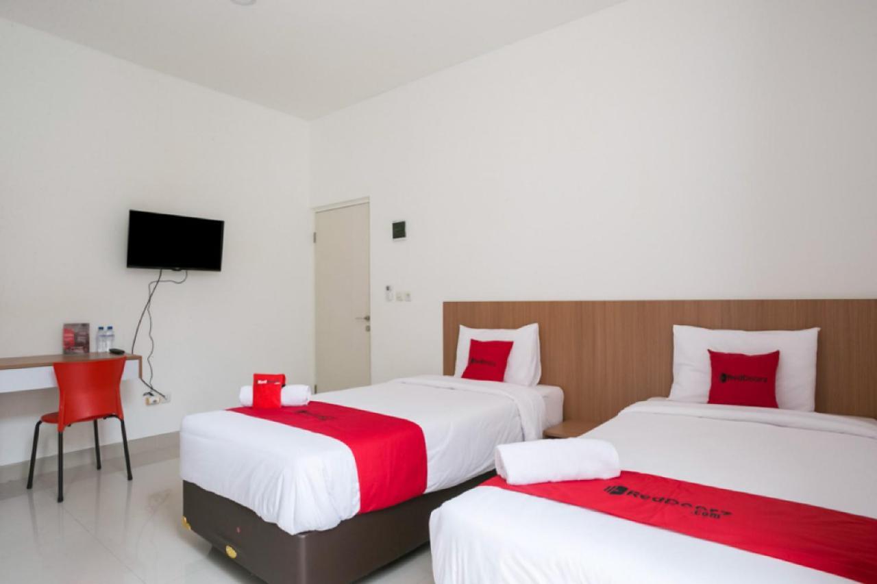 Хостел Reddoorz Syariah Near Lapangan Pancasila Simpang Lima Семаранг Экстерьер фото