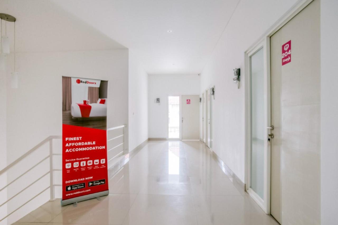 Хостел Reddoorz Syariah Near Lapangan Pancasila Simpang Lima Семаранг Экстерьер фото